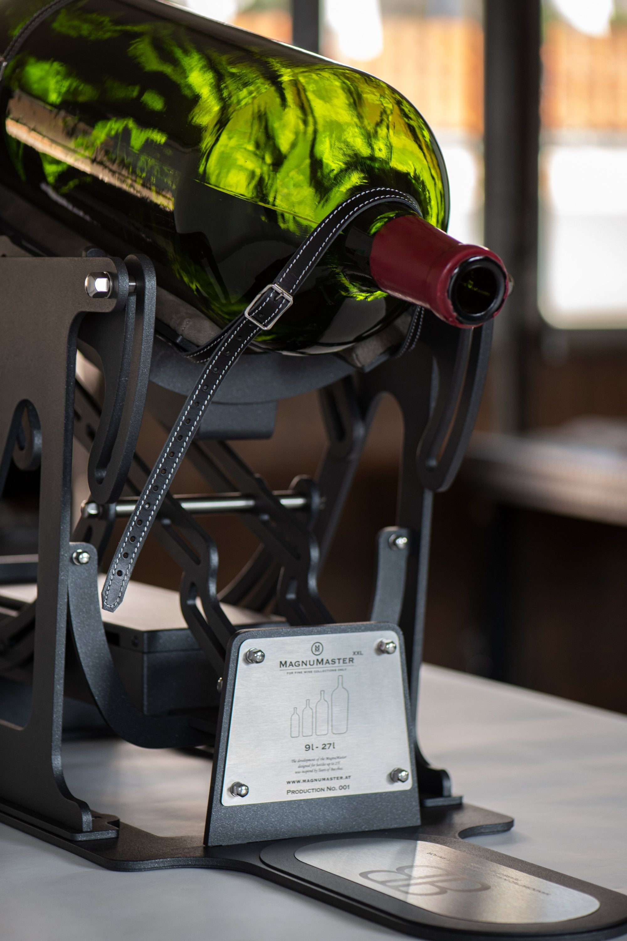 A MagnuMaster XXL serving a very large-format bottle